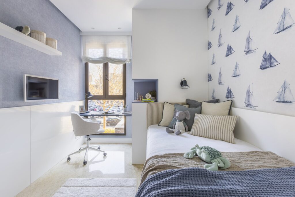Dormitorio infantil con tonos azules. Detalle cama y escritorio