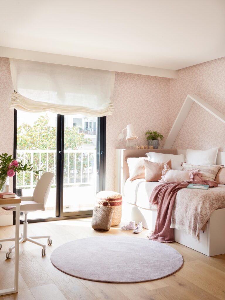 Dormitorio infantil con tonos rosas